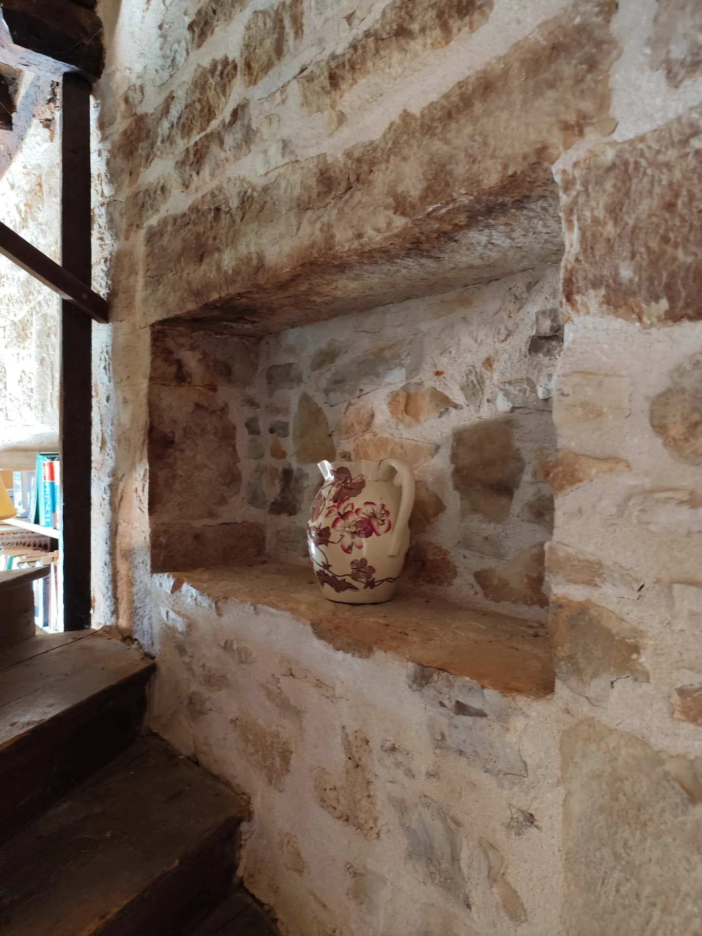 Maison en pierre pleine de charme à Estivals avec terrasses et dépendances 