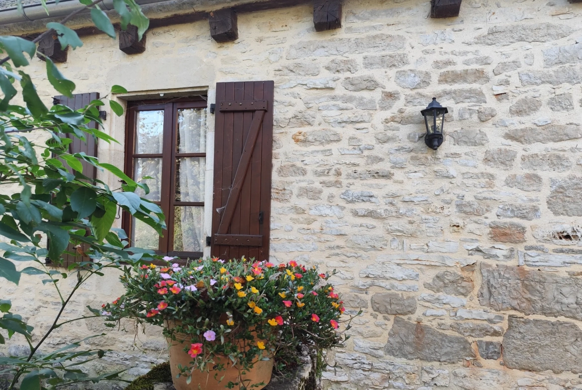Maison en pierre pleine de charme à Estivals avec terrasses et dépendances 
