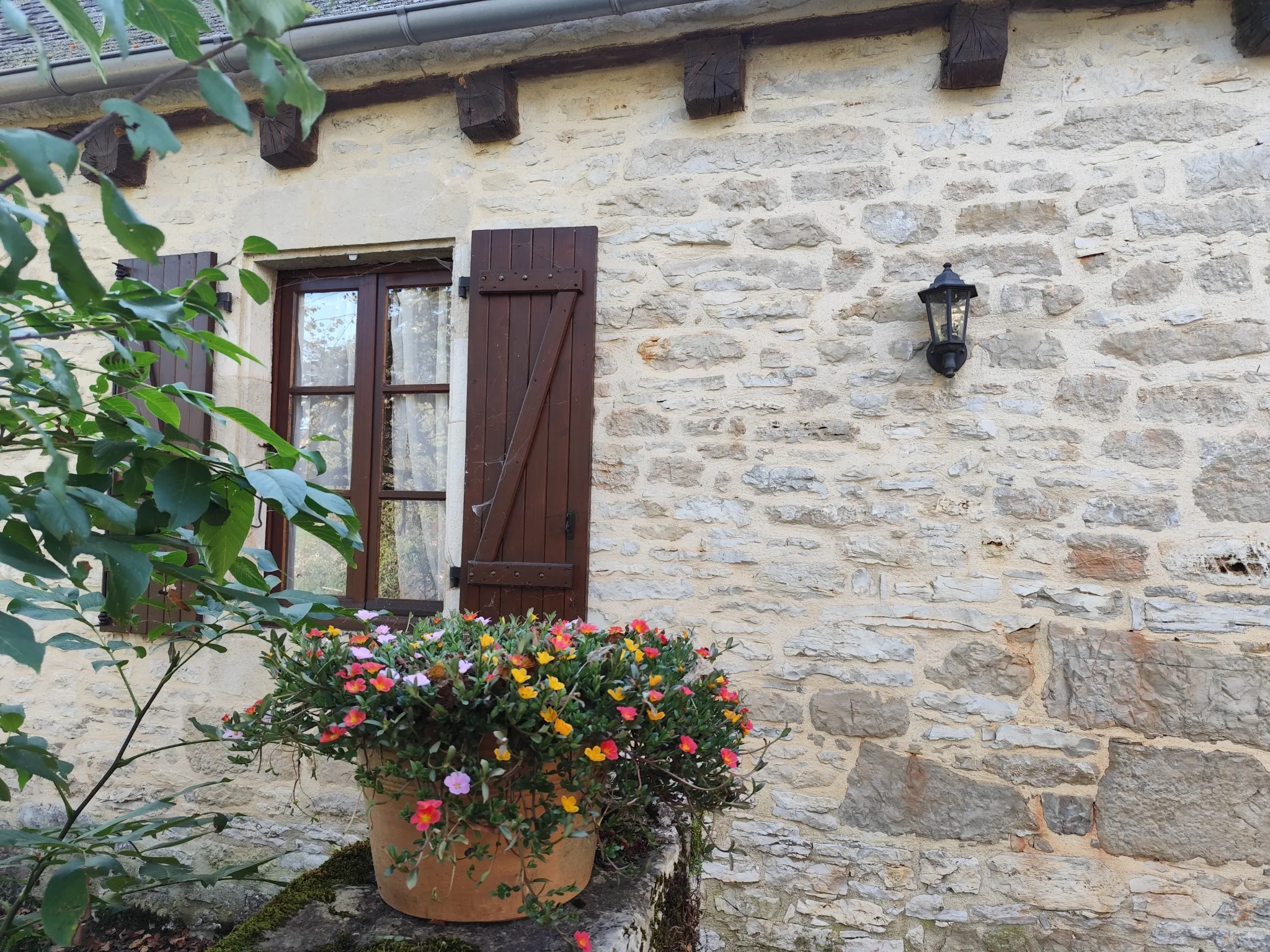 Maison en pierre pleine de charme à Estivals avec terrasses et dépendances 
