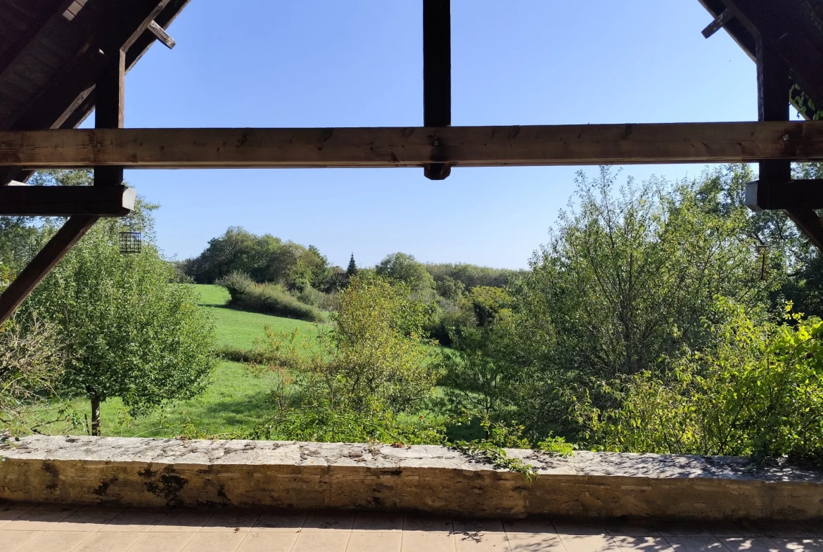 Maison en pierre pleine de charme à Estivals avec terrasses et dépendances 