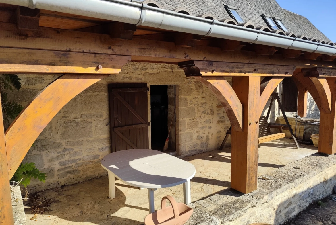 Maison en pierre pleine de charme à Estivals avec terrasses et dépendances 
