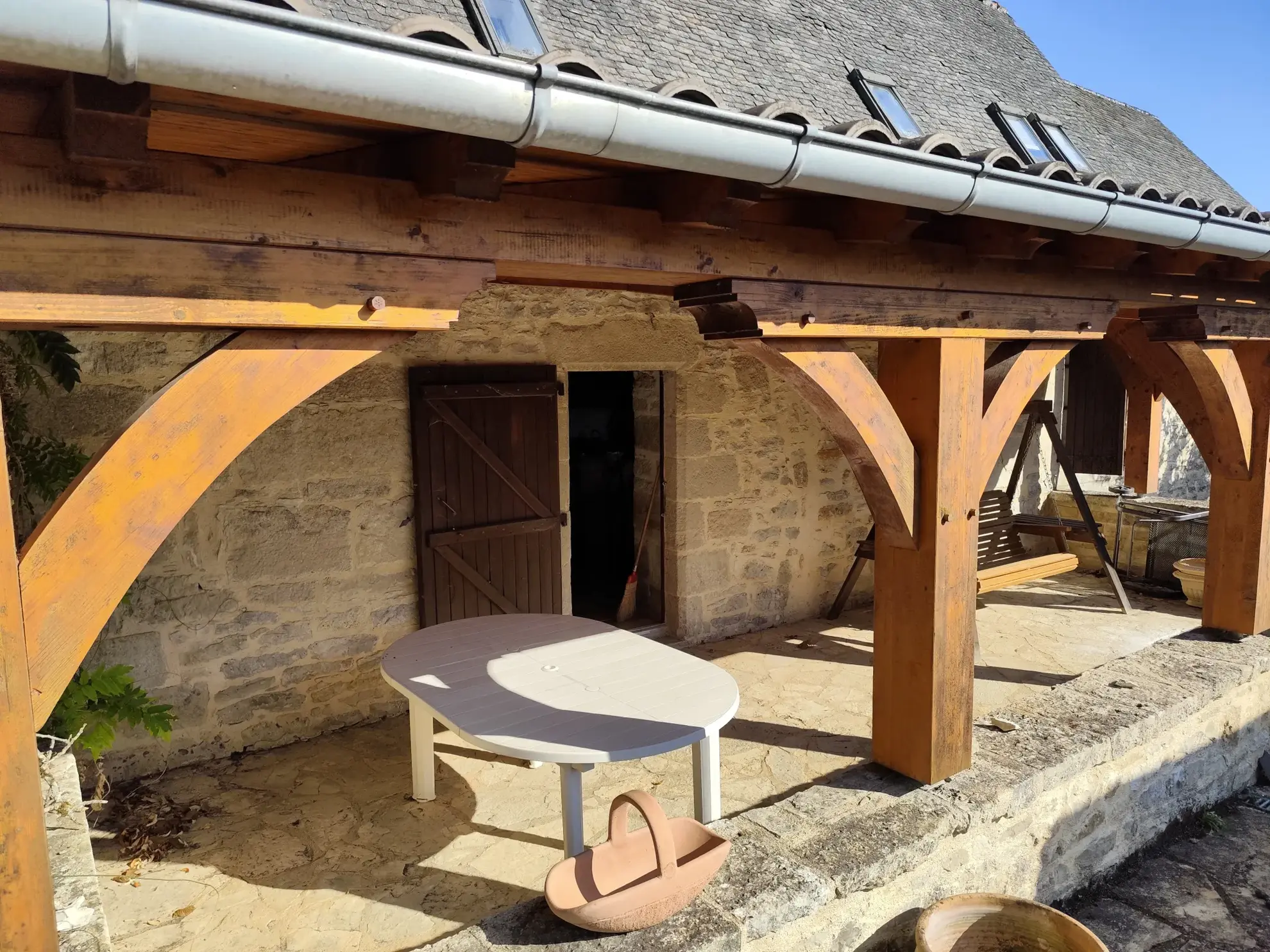 Maison en pierre pleine de charme à Estivals avec terrasses et dépendances 