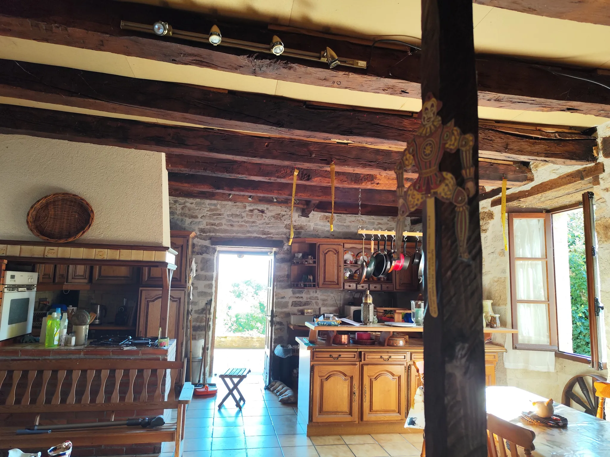 Maison en pierre pleine de charme à Estivals avec terrasses et dépendances 