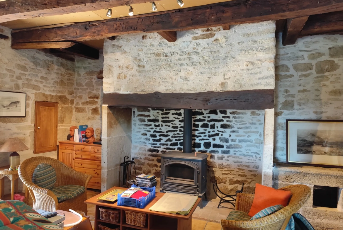 Maison en pierre pleine de charme à Estivals avec terrasses et dépendances 