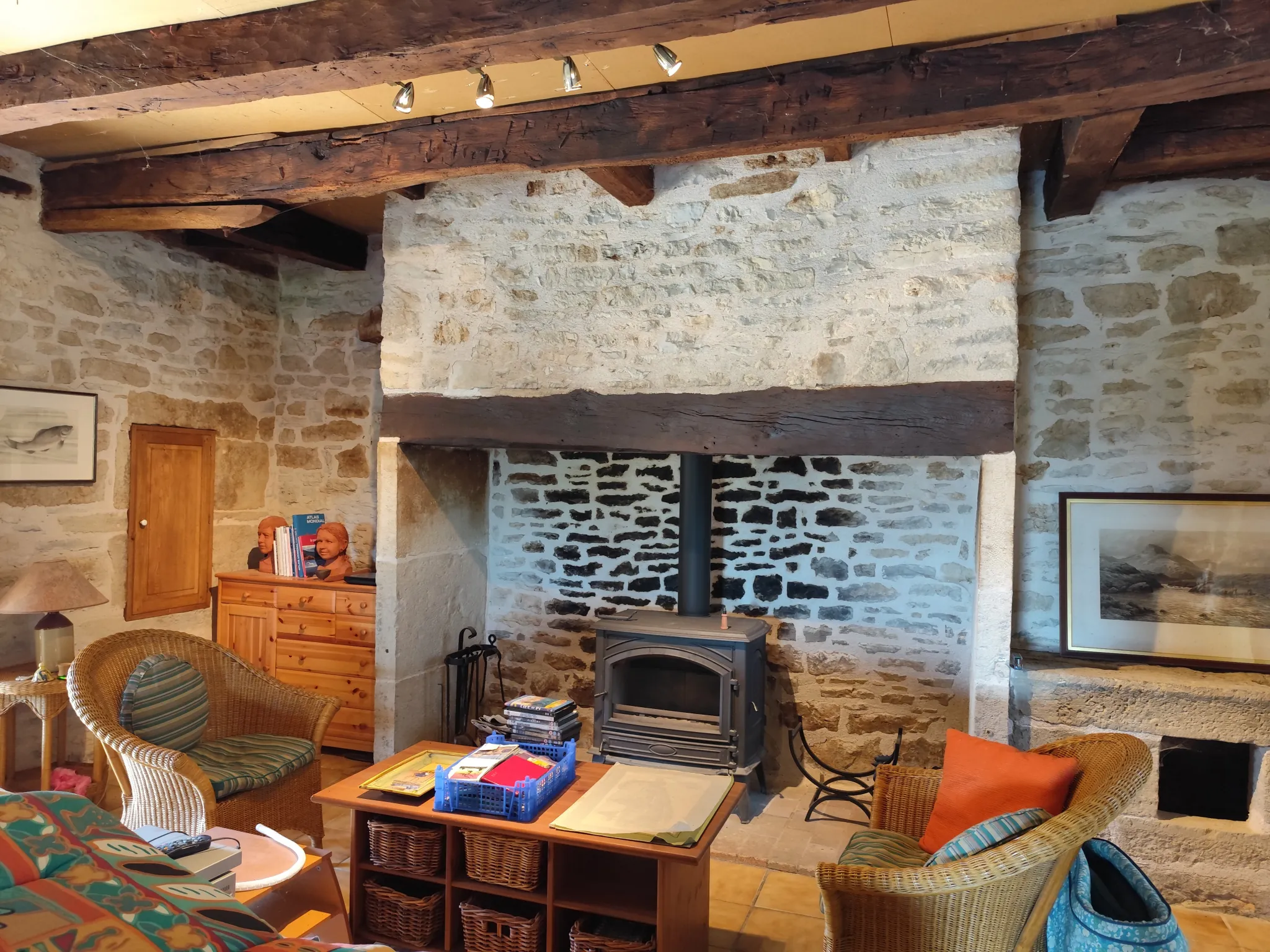 Maison en pierre pleine de charme à Estivals avec terrasses et dépendances 