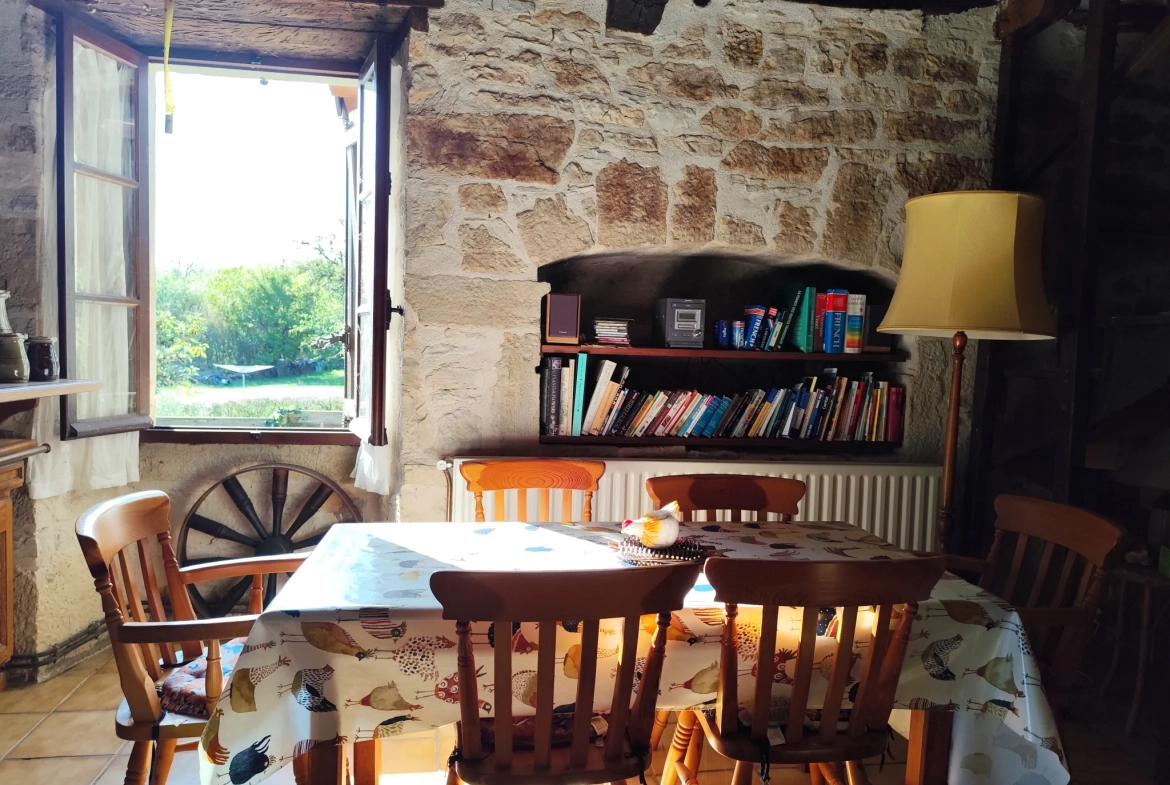 Maison en pierre pleine de charme à Estivals avec terrasses et dépendances 