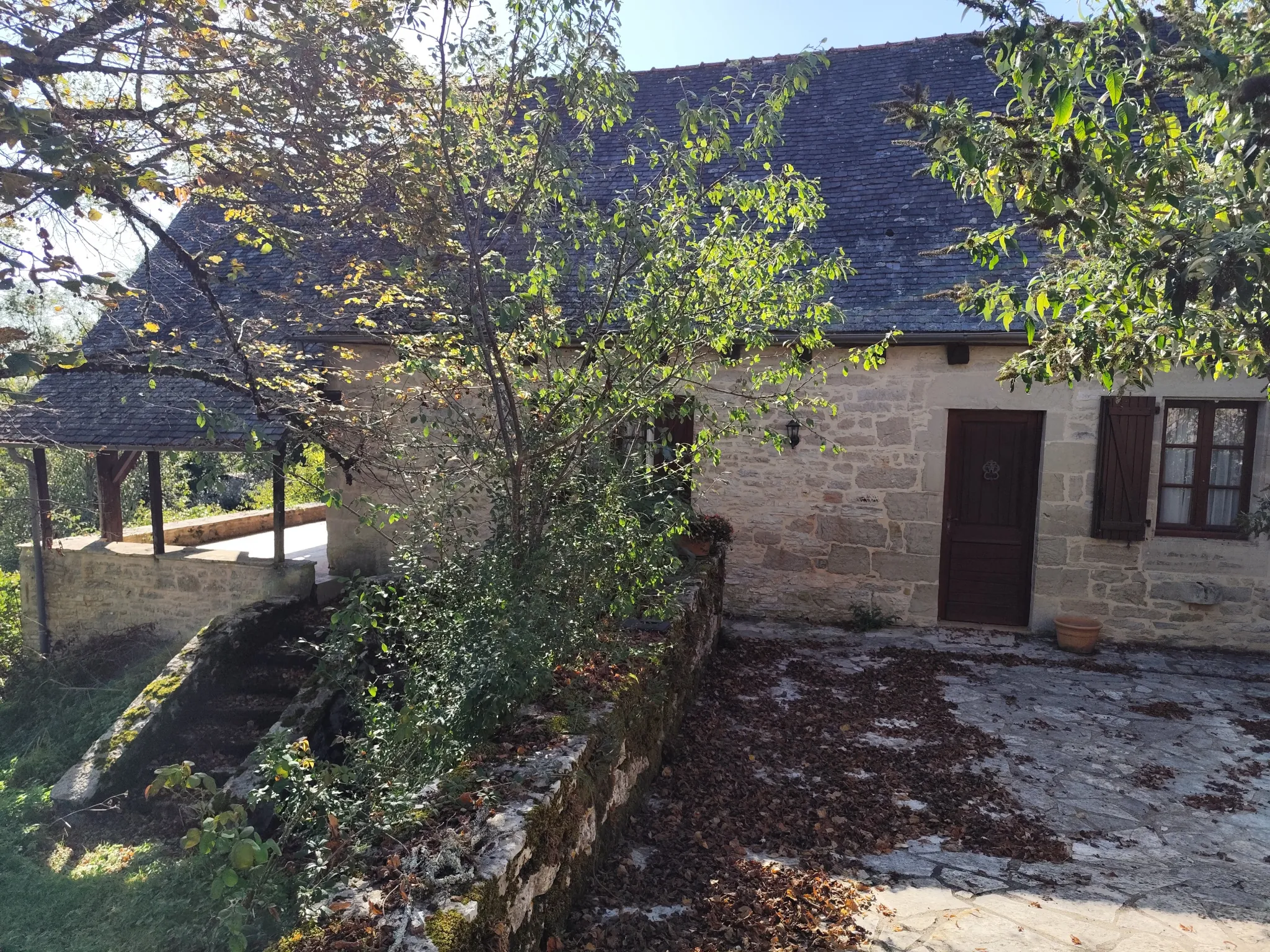 Maison en pierre pleine de charme à Estivals avec terrasses et dépendances 