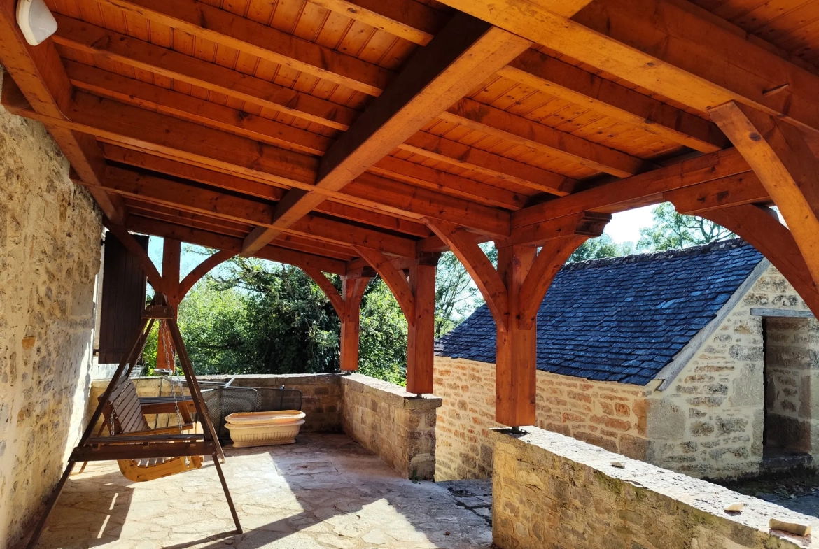 Maison en pierre pleine de charme à Estivals avec terrasses et dépendances 