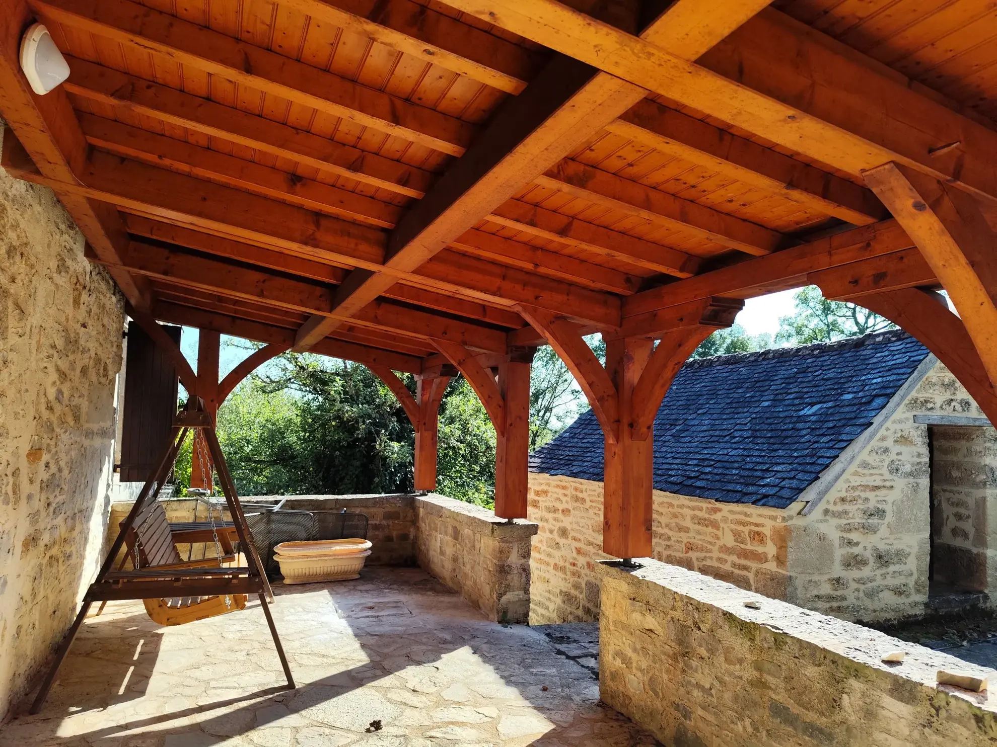 Maison en pierre pleine de charme à Estivals avec terrasses et dépendances 