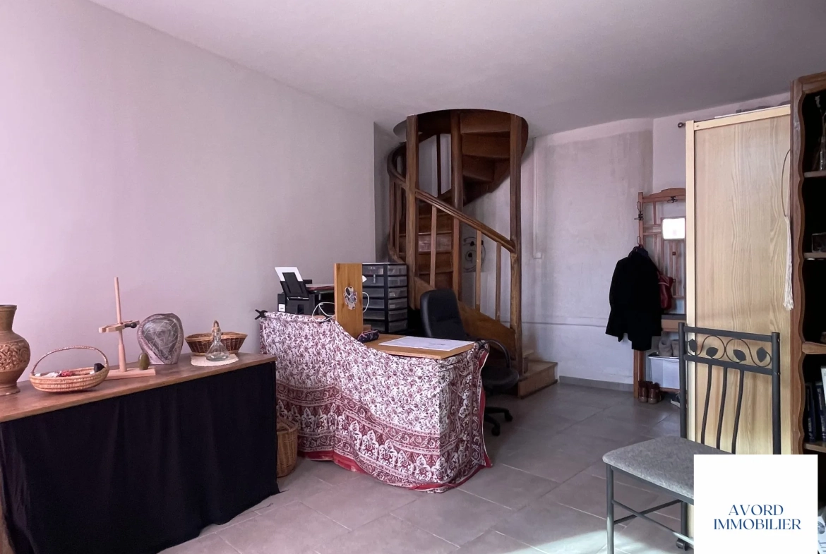Entrée Maison à vendre à VILLEQUIERS avec garage et jardin - Charme du XIXe siècle 
