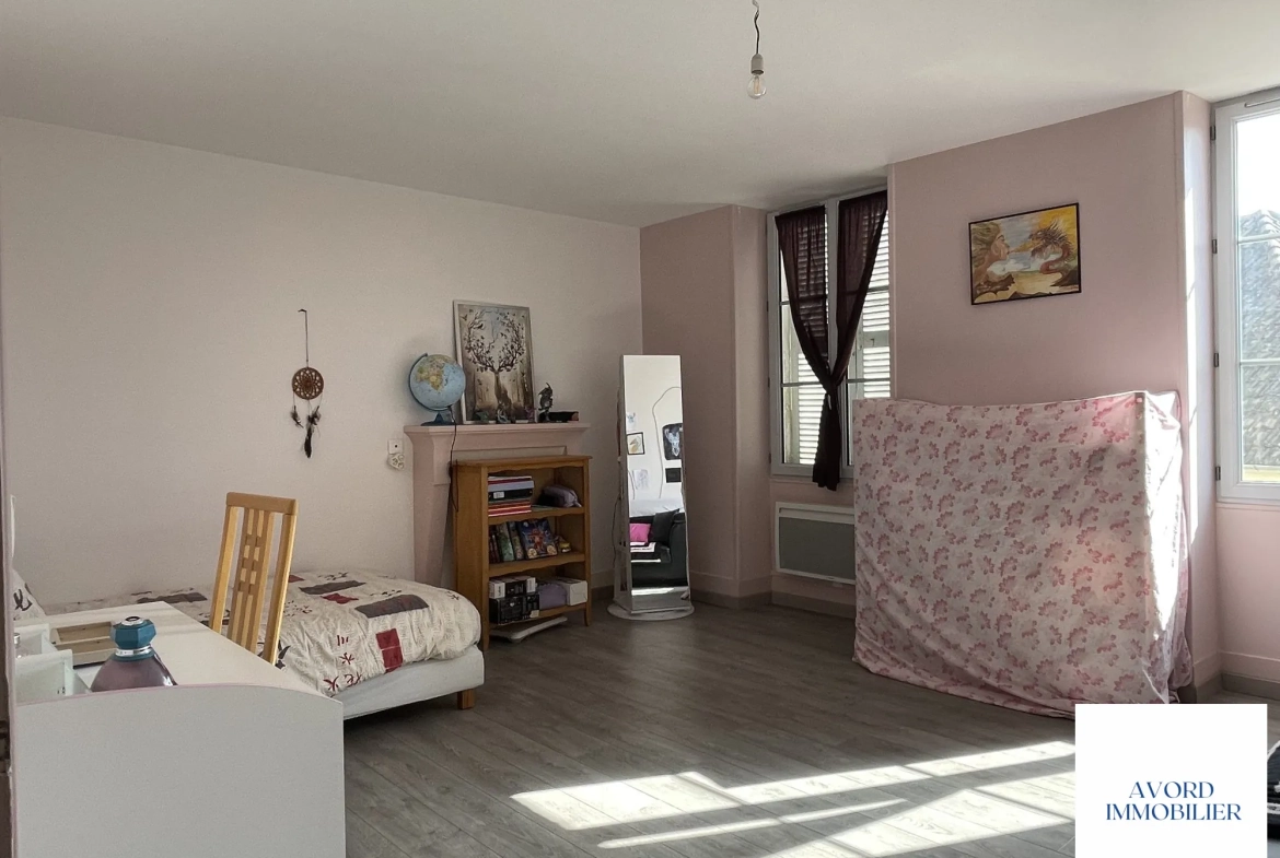 Maison à vendre à VILLEQUIERS avec garage et jardin - Charme du XIXe siècle 