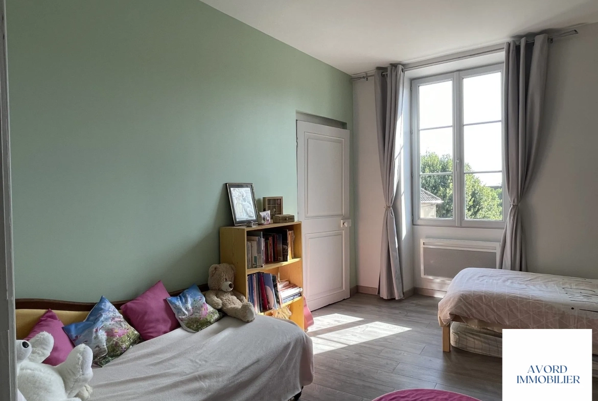 Maison à vendre à VILLEQUIERS avec garage et jardin - Charme du XIXe siècle 