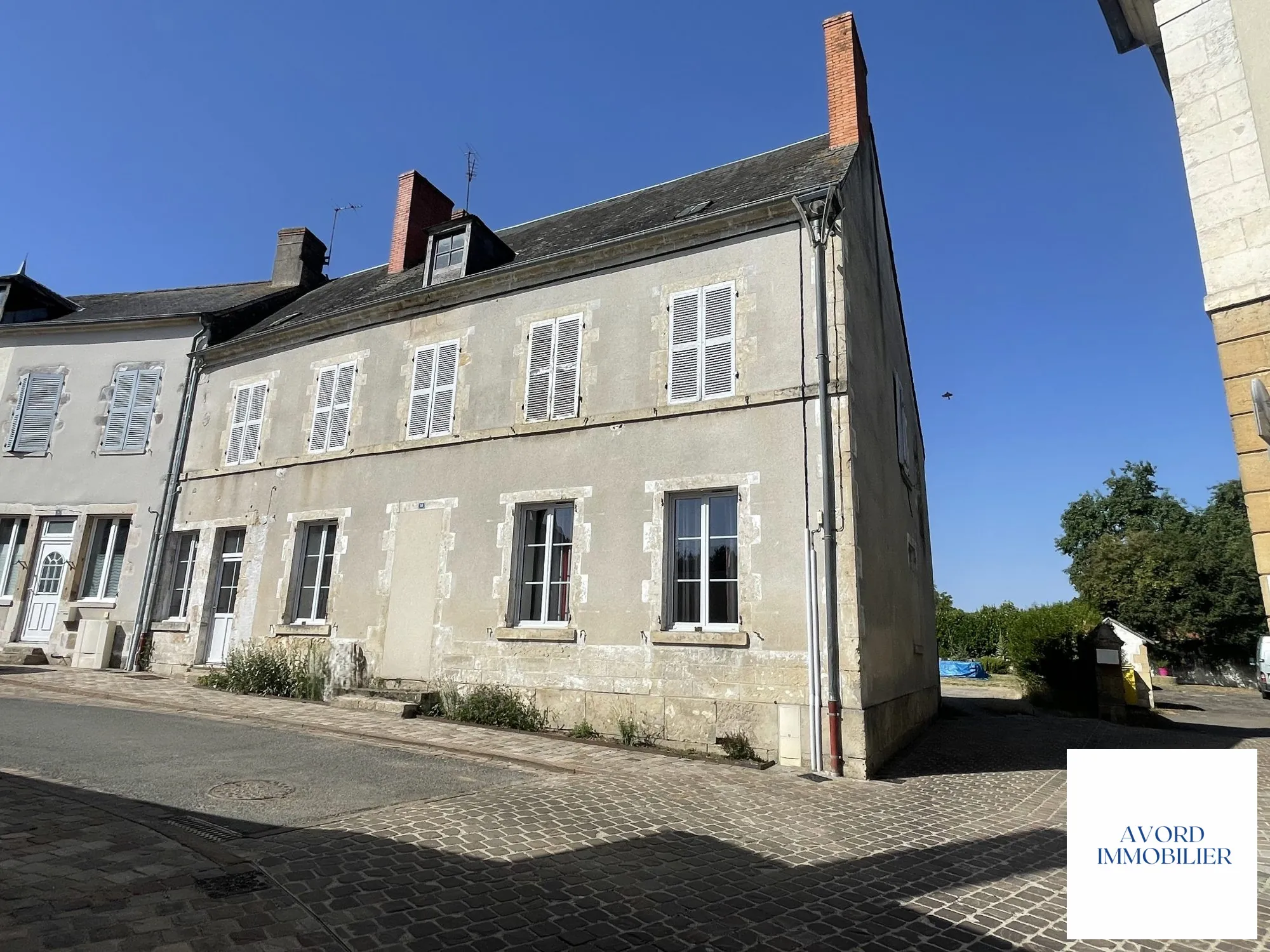 Maison à vendre à VILLEQUIERS avec garage et jardin - Charme du XIXe siècle 