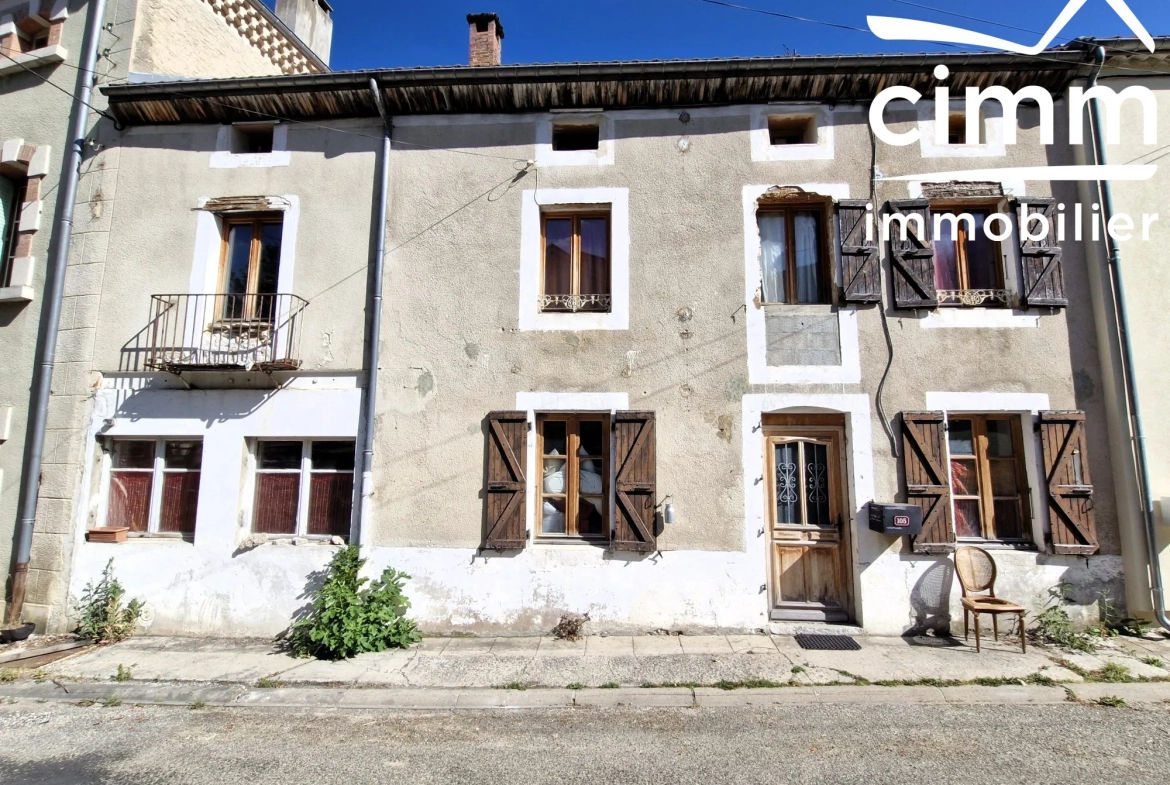 Maison de village à rénover de 217 m² à Tourtre avec terrain inclut 