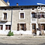 Maison de village à rénover de 217 m² à Tourtre avec terrain inclut
