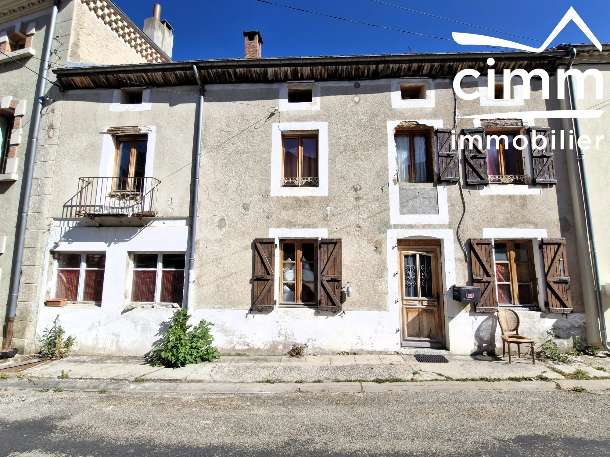 Maison de village à rénover de 217 m² à Tourtre avec terrain inclut 