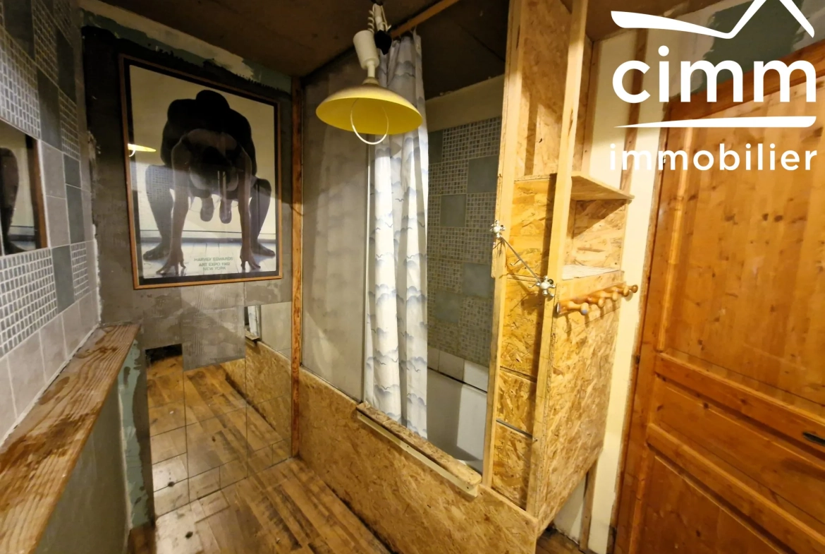 Maison de village à rénover de 217 m² à Tourtre avec terrain inclut 