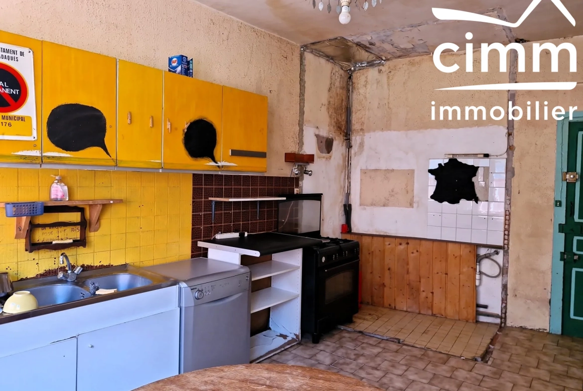 Maison de village à rénover de 217 m² à Tourtre avec terrain inclut 