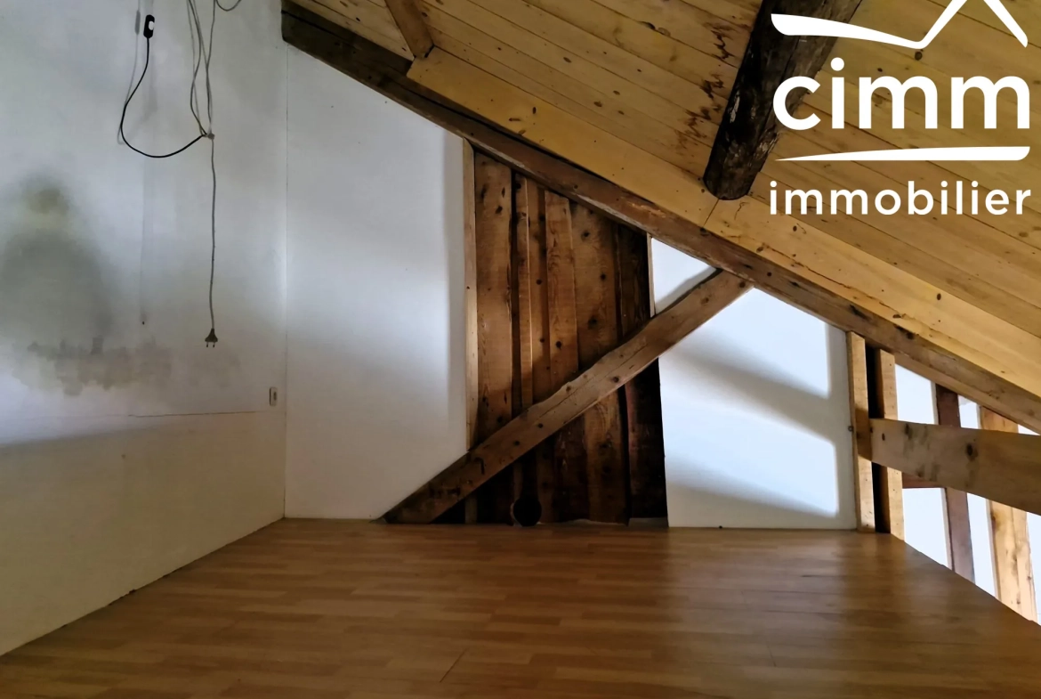 Maison de village à rénover de 217 m² à Tourtre avec terrain inclut 