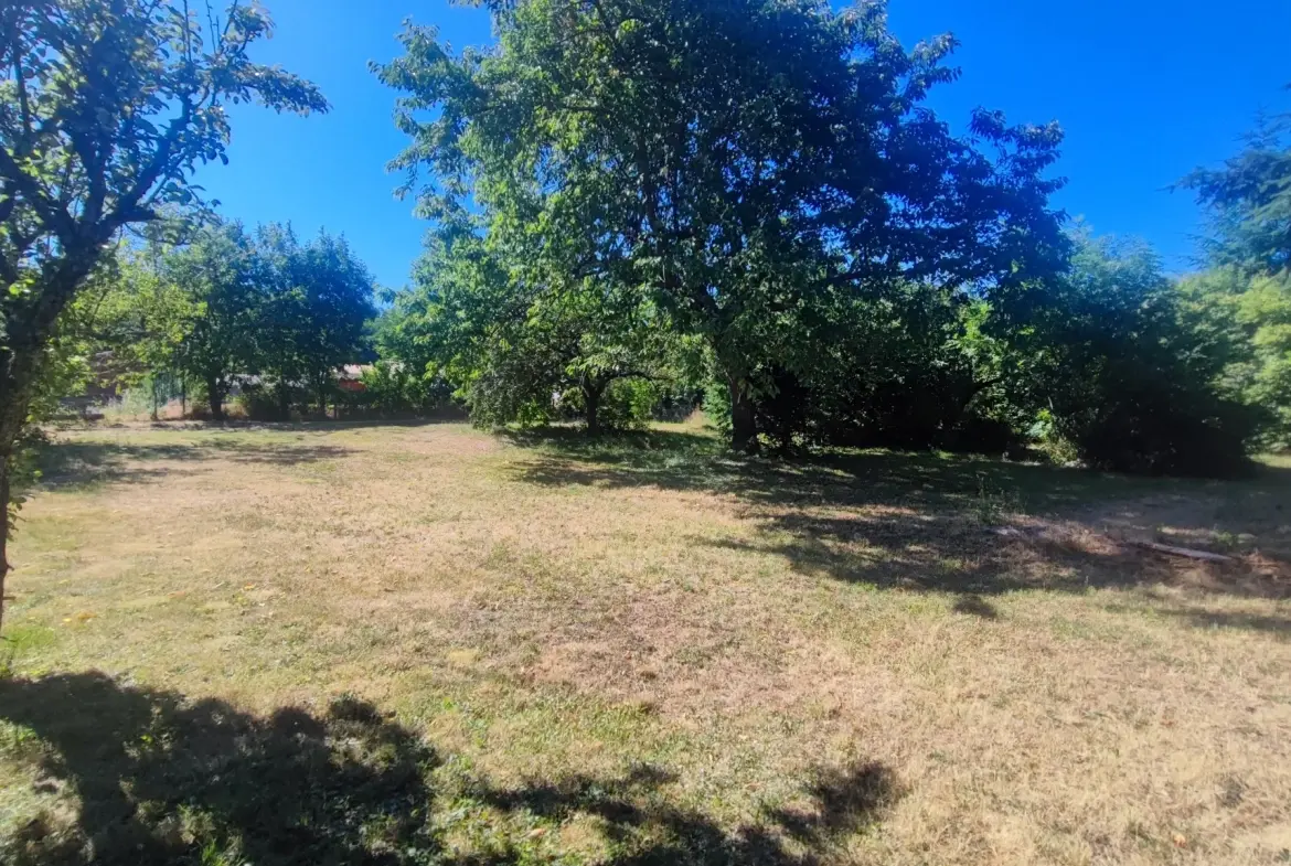 Terrain constructible de 1160m² à Alboussière, idéal pour maison sunny 