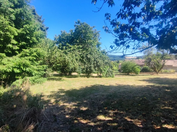 Terrain constructible de 1160m² à Alboussière, idéal pour maison sunny