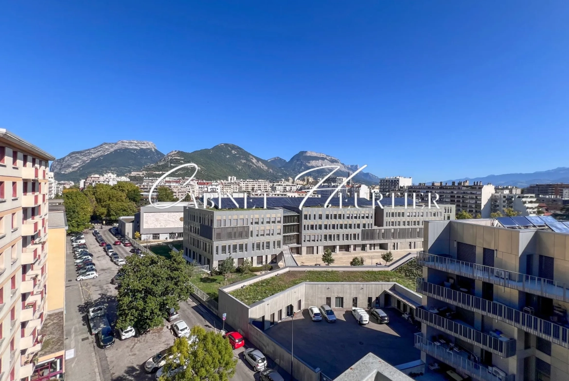 Appartement rénové avec balcon, parking et vue à Grenoble 