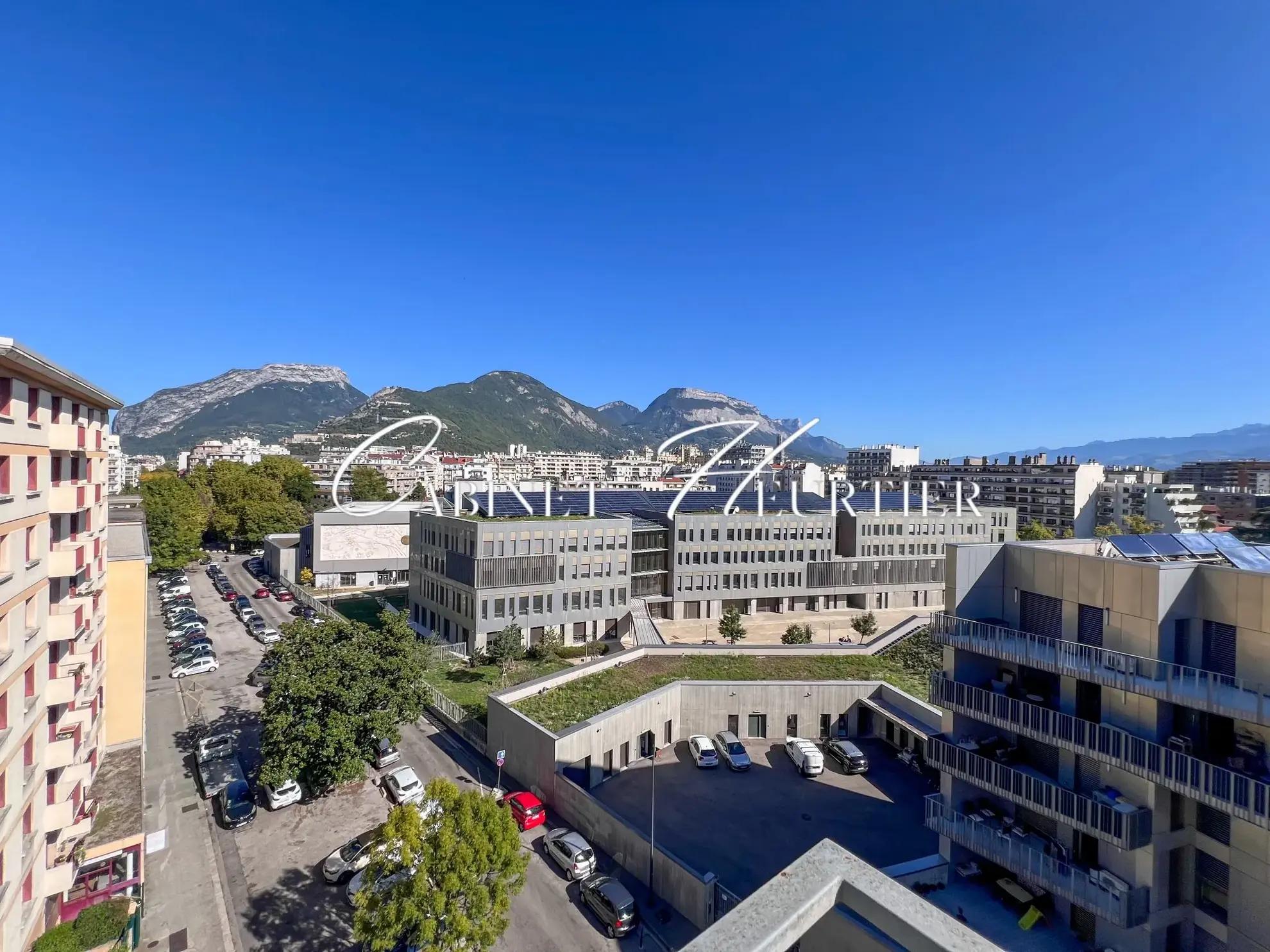 Appartement rénové avec balcon, parking et vue à Grenoble 