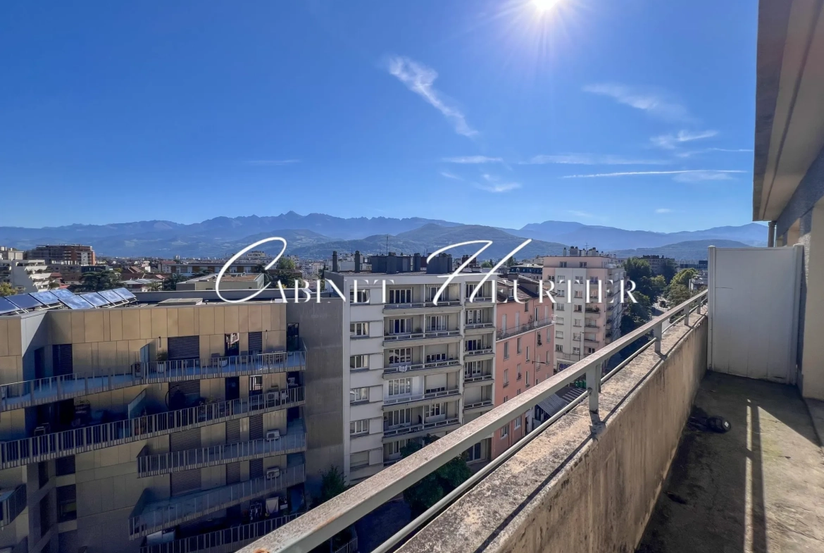 Appartement rénové avec balcon, parking et vue à Grenoble 