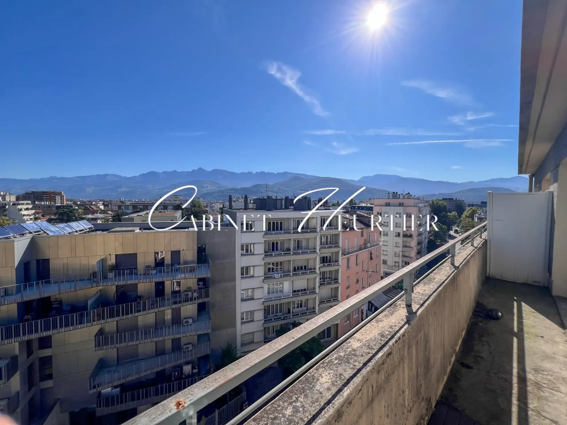 Appartement rénové avec balcon, parking et vue à Grenoble 