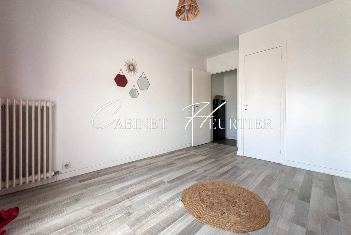 Appartement rénové avec balcon, parking et vue à Grenoble 