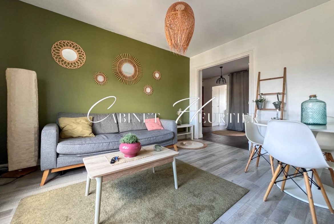 Appartement rénové avec balcon, parking et vue à Grenoble 