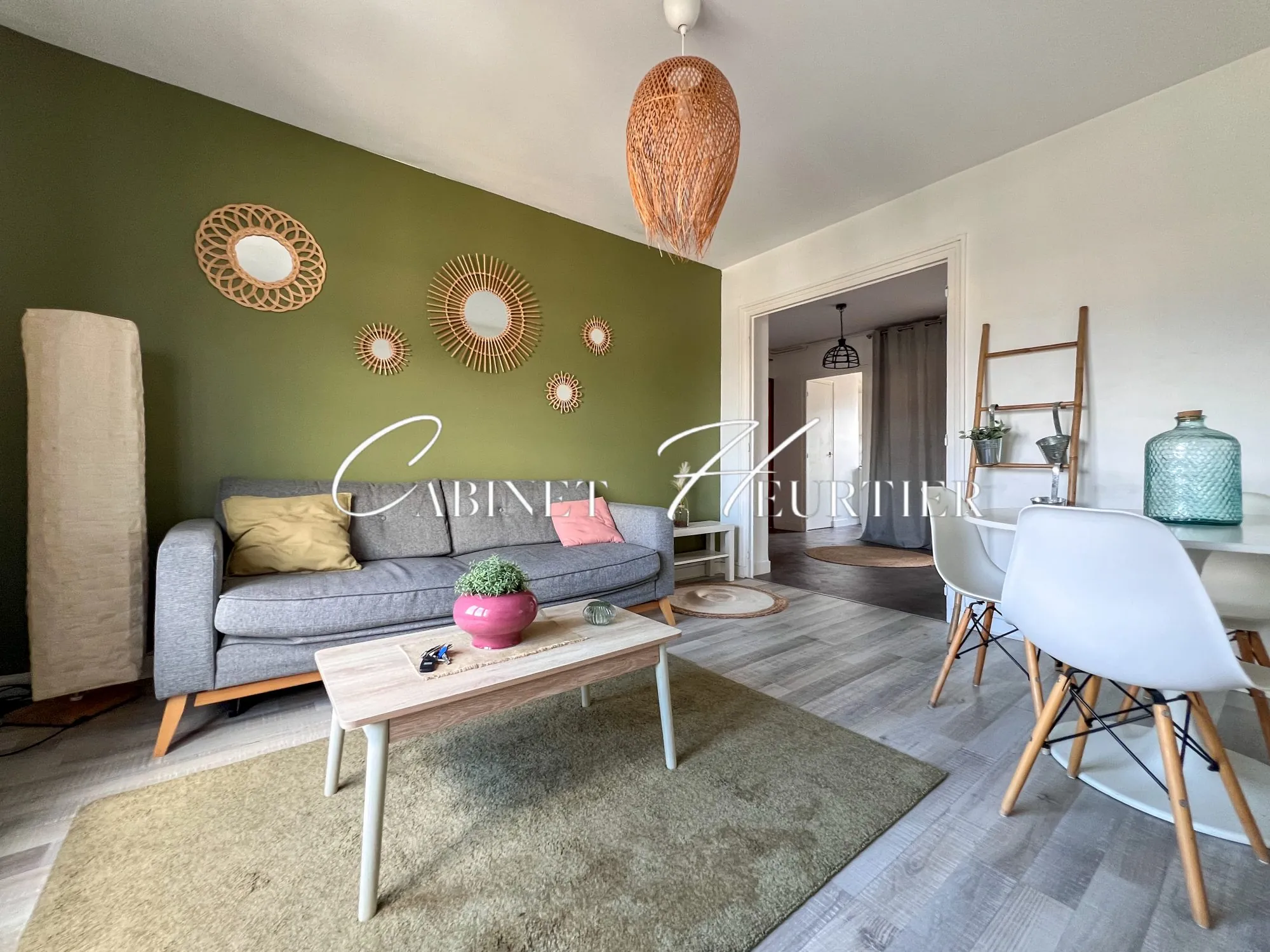 Appartement rénové avec balcon, parking et vue à Grenoble 
