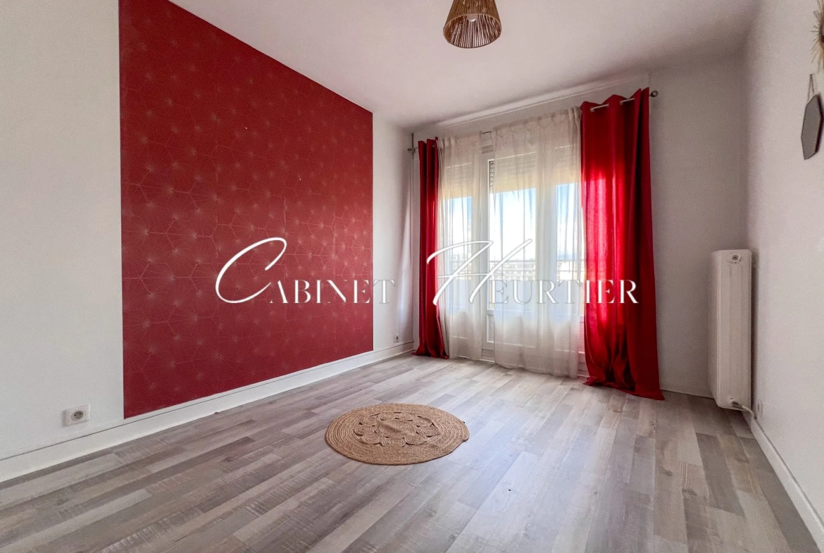 Appartement rénové avec balcon, parking et vue à Grenoble 