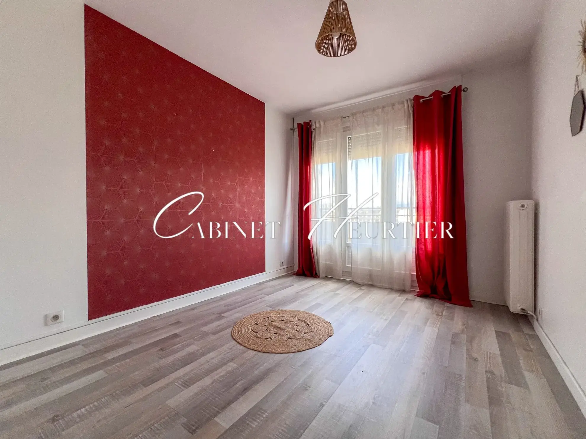 Appartement rénové avec balcon, parking et vue à Grenoble 