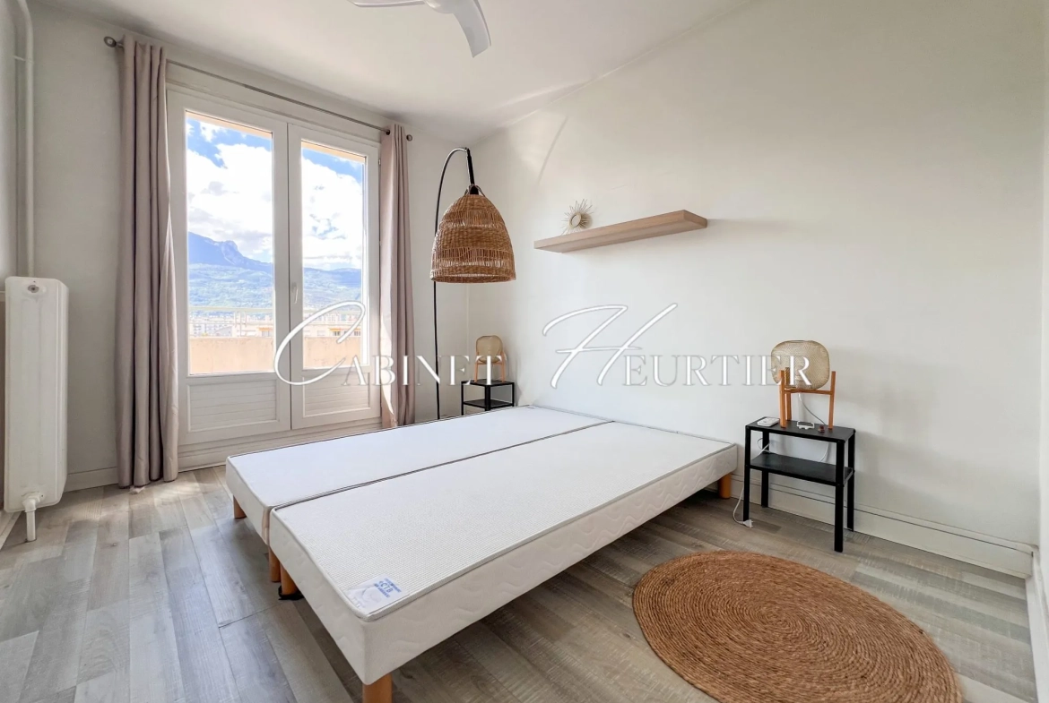 Appartement rénové avec balcon, parking et vue à Grenoble 