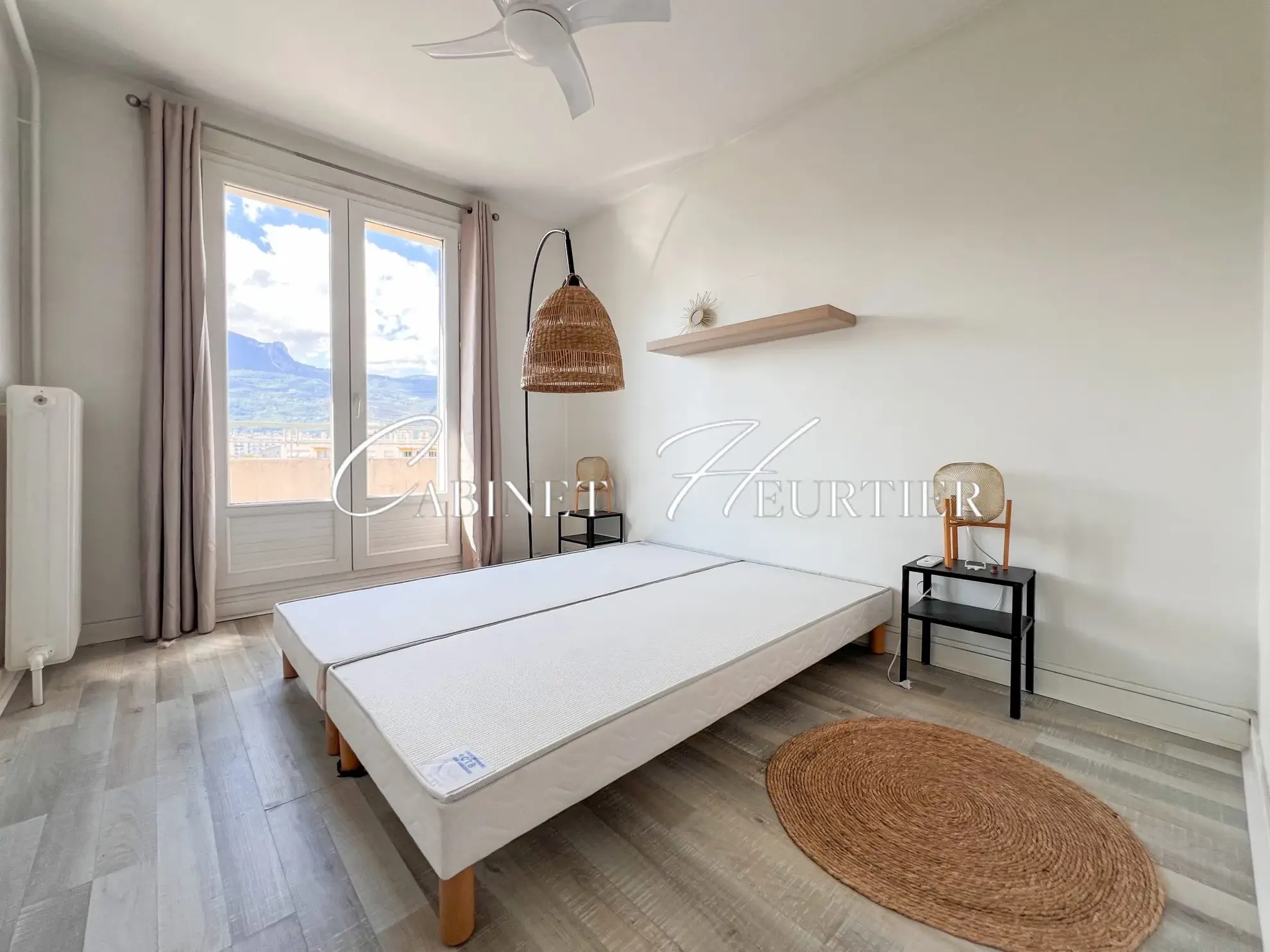 Appartement rénové avec balcon, parking et vue à Grenoble 