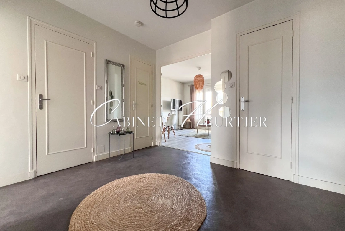 Appartement rénové avec balcon, parking et vue à Grenoble 