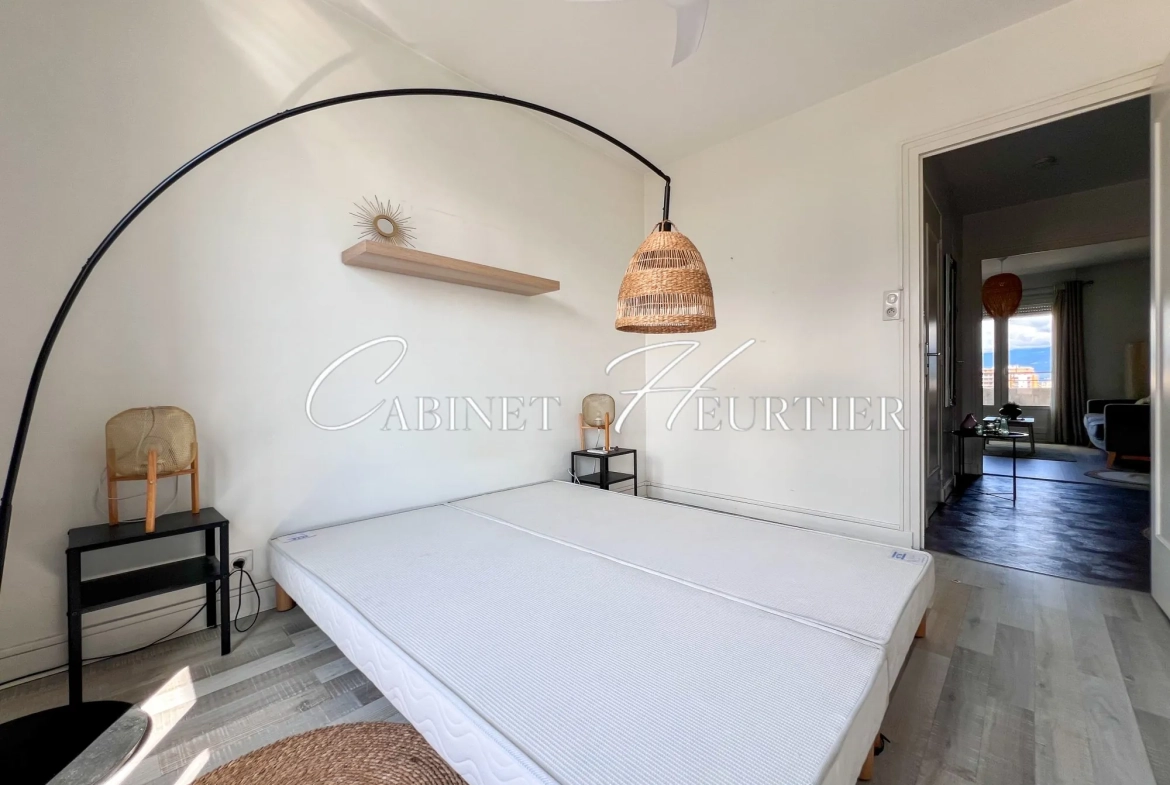 Appartement rénové avec balcon, parking et vue à Grenoble 