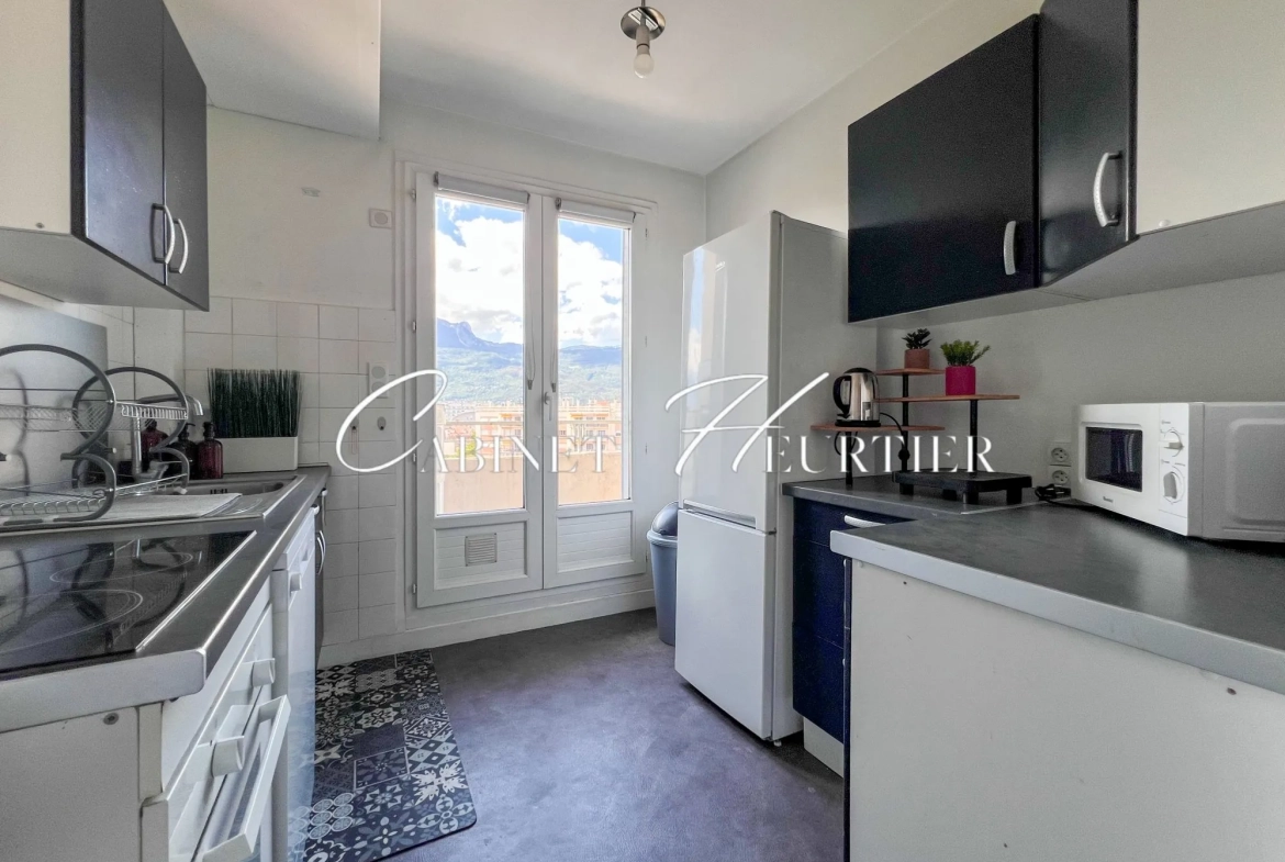 Appartement rénové avec balcon, parking et vue à Grenoble 