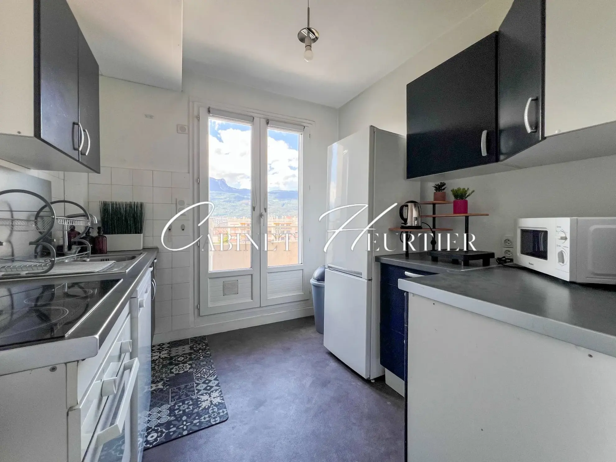 Appartement rénové avec balcon, parking et vue à Grenoble 
