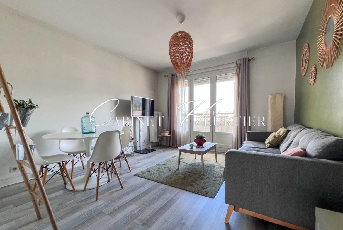Appartement rénové avec balcon, parking et vue à Grenoble 