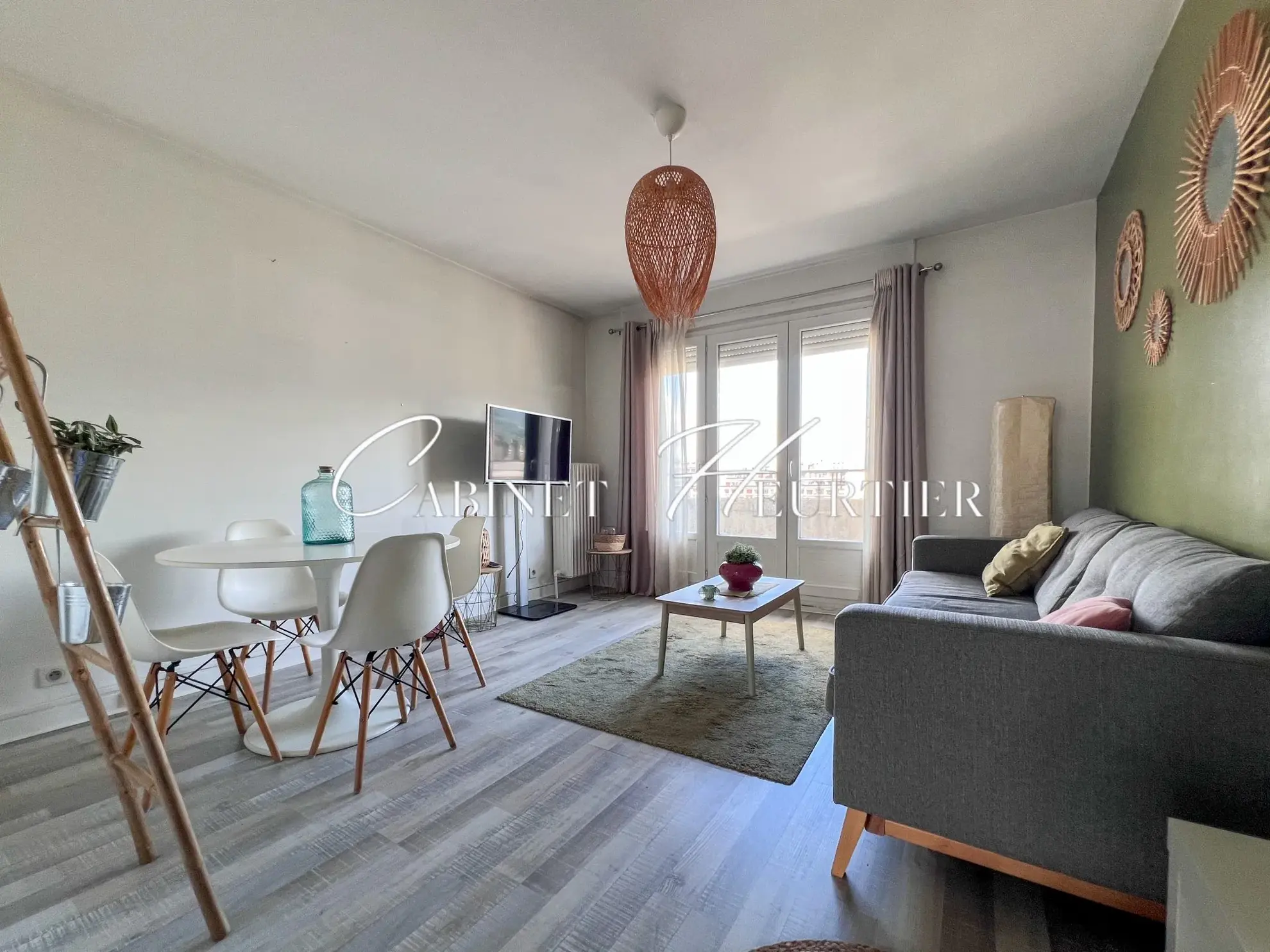 Appartement rénové avec balcon, parking et vue à Grenoble 