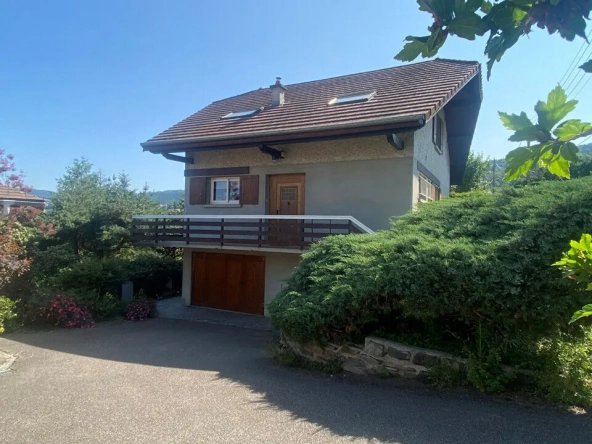 Villa traditionnelle à Fraisses avec vue dégagée et garage pour camping-car
