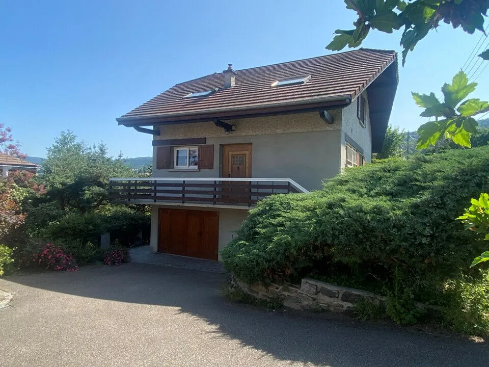Villa traditionnelle à Fraisses avec vue dégagée et garage pour camping-car 