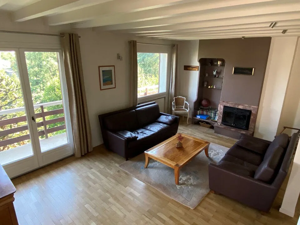 Villa traditionnelle à Fraisses avec vue dégagée et garage pour camping-car 