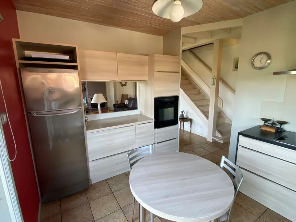 Villa traditionnelle à Fraisses avec vue dégagée et garage pour camping-car 