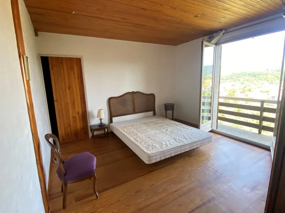 Villa traditionnelle à Fraisses avec vue dégagée et garage pour camping-car 