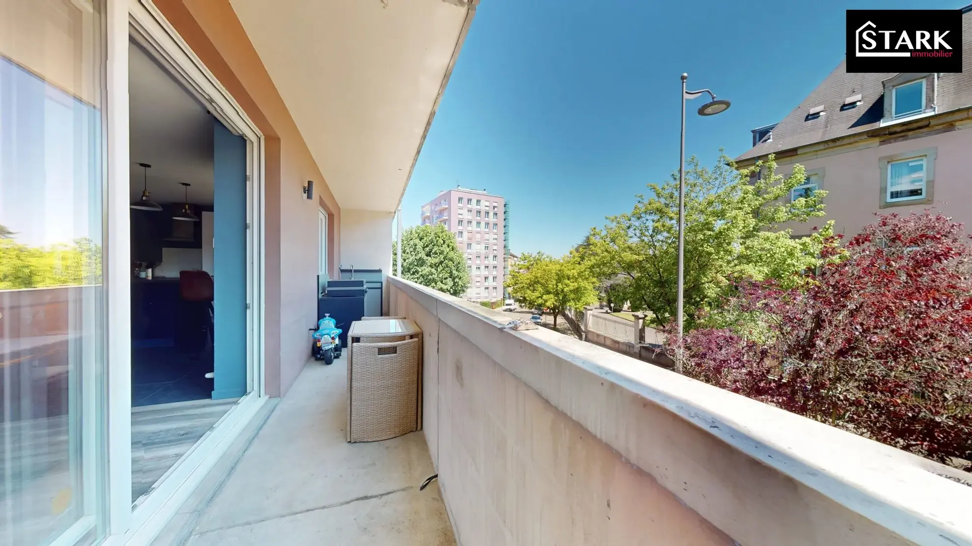 Appartement rénové de 90 m² au centre de Belfort avec balcon et parking 