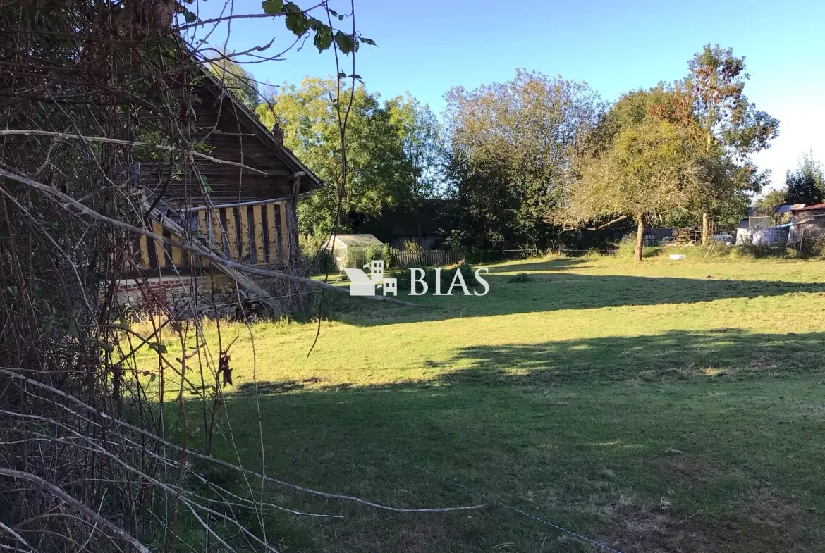Terrain à bâtir de 941 m² à Épaignes avec bâtiment normand et réseaux en bordure 