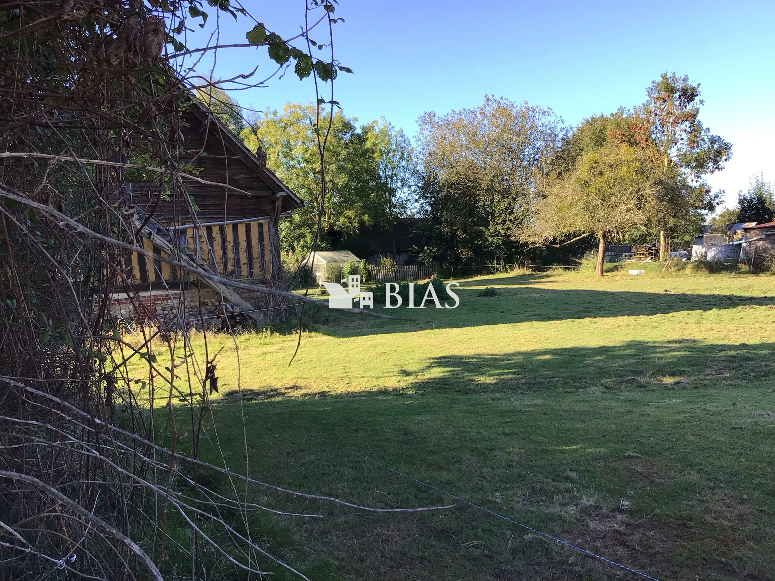 Terrain à bâtir de 941 m² à Épaignes avec bâtiment normand et réseaux en bordure 